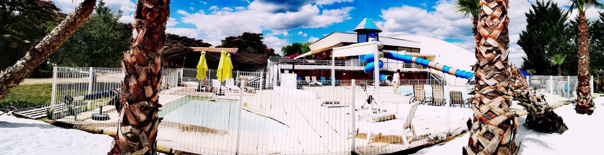 Piscine, toboggans et pataugeoire